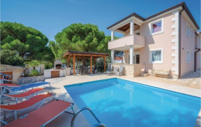 Awesome Home In Valbandon